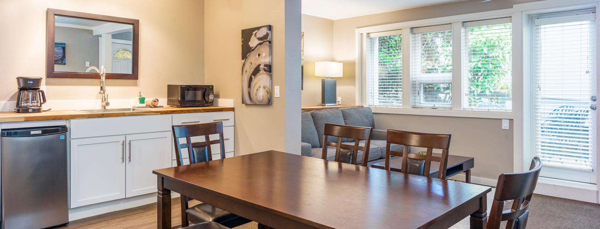 Bird Rock Hotel - San Juan Island Washington - Salt Spring kitchenette & table