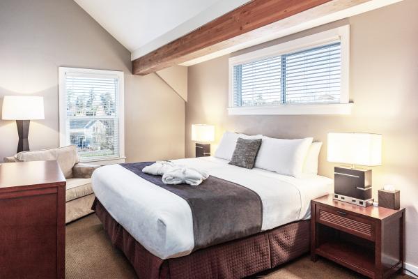 Bird Rock Hotel - San Juan Island Washington - Matia view of king bed