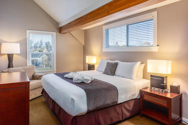 Bird Rock Hotel - San Juan Island Washington - Matia King Bed