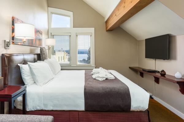 Bird Rock Hotel - San Juan Island Washington - San Juan side bed