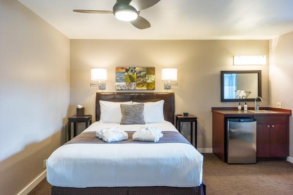 Bird Rock Hotel - San Juan Island Washington - Shaw bed straight on view