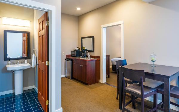 Bird Rock Hotel - San Juan Island Washington - Bainbridge bath kitchenette table