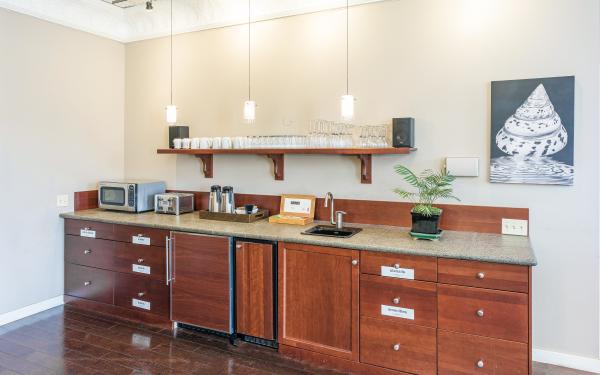 Bird Rock Hotel - San Juan Island Washington - Lobby - Bar_Counter area