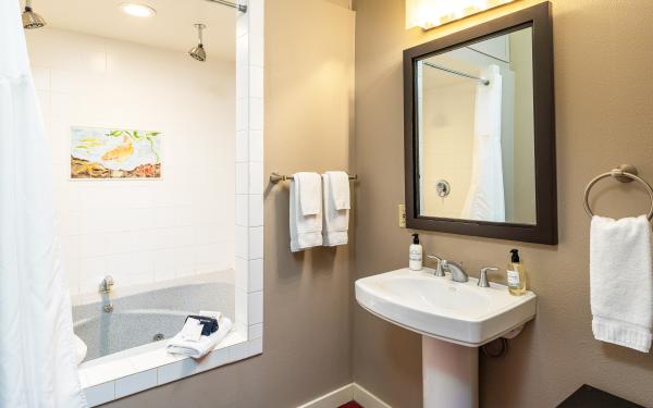 Bird Rock Hotel - San Juan Island Washington - Lopez bathroom