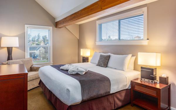 Bird Rock Hotel - San Juan Island Washington - Matia King Bed