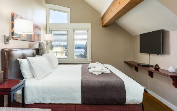 Bird Rock Hotel - San Juan Island Washington - San Juan side bed