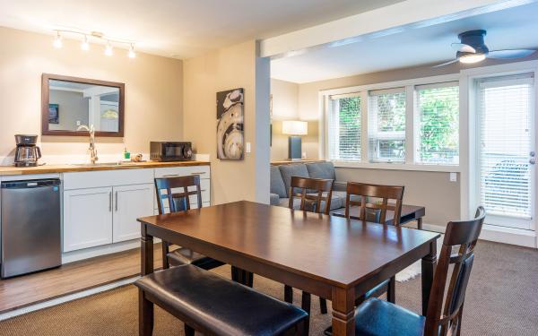 Bird Rock Hotel - San Juan Island Washington - Salt Spring kitchenette & table