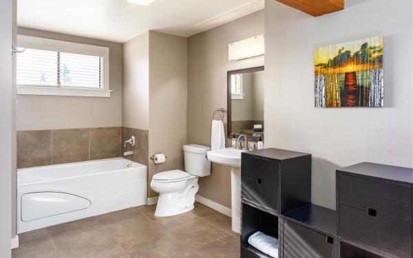 Bird Rock Hotel - San Juan Island Washington - San Juan bathroom