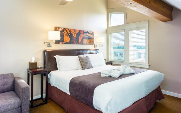 Bird Rock Hotel - San Juan Island Washington - San Juan bed corner angle