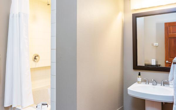 Bird Rock Hotel - San Juan Island Washington - Spieden bathroom