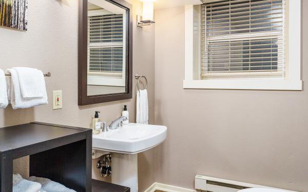 Bird Rock Hotel - San Juan Island Washington - Whidbey bathroom