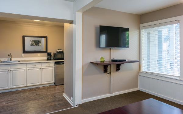 Bird Rock Hotel - San Juan Island Washington - Whidbey kitchen and living area