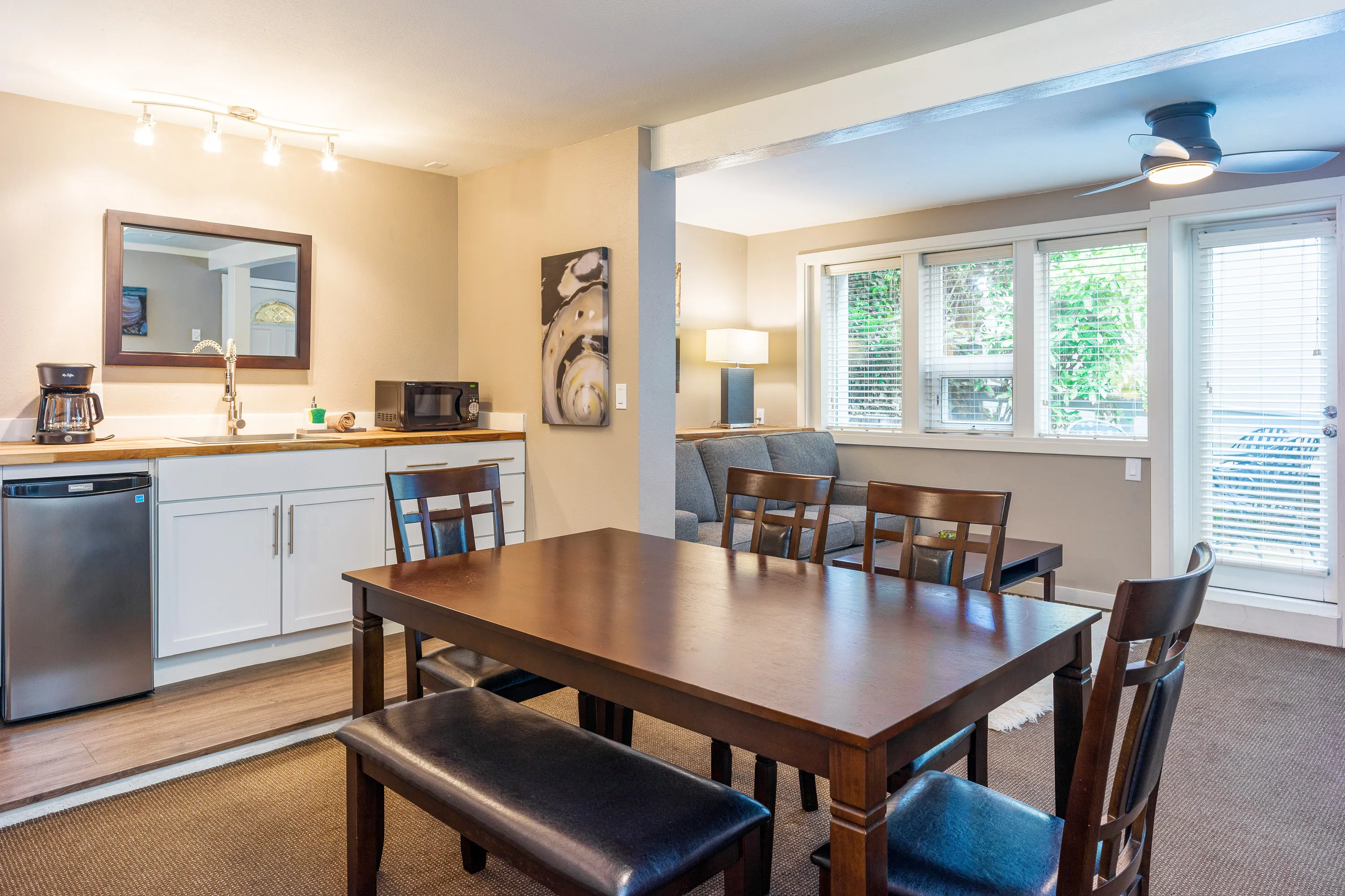 Bird Rock Hotel - San Juan Island Washington - Salt Spring kitchenette & table