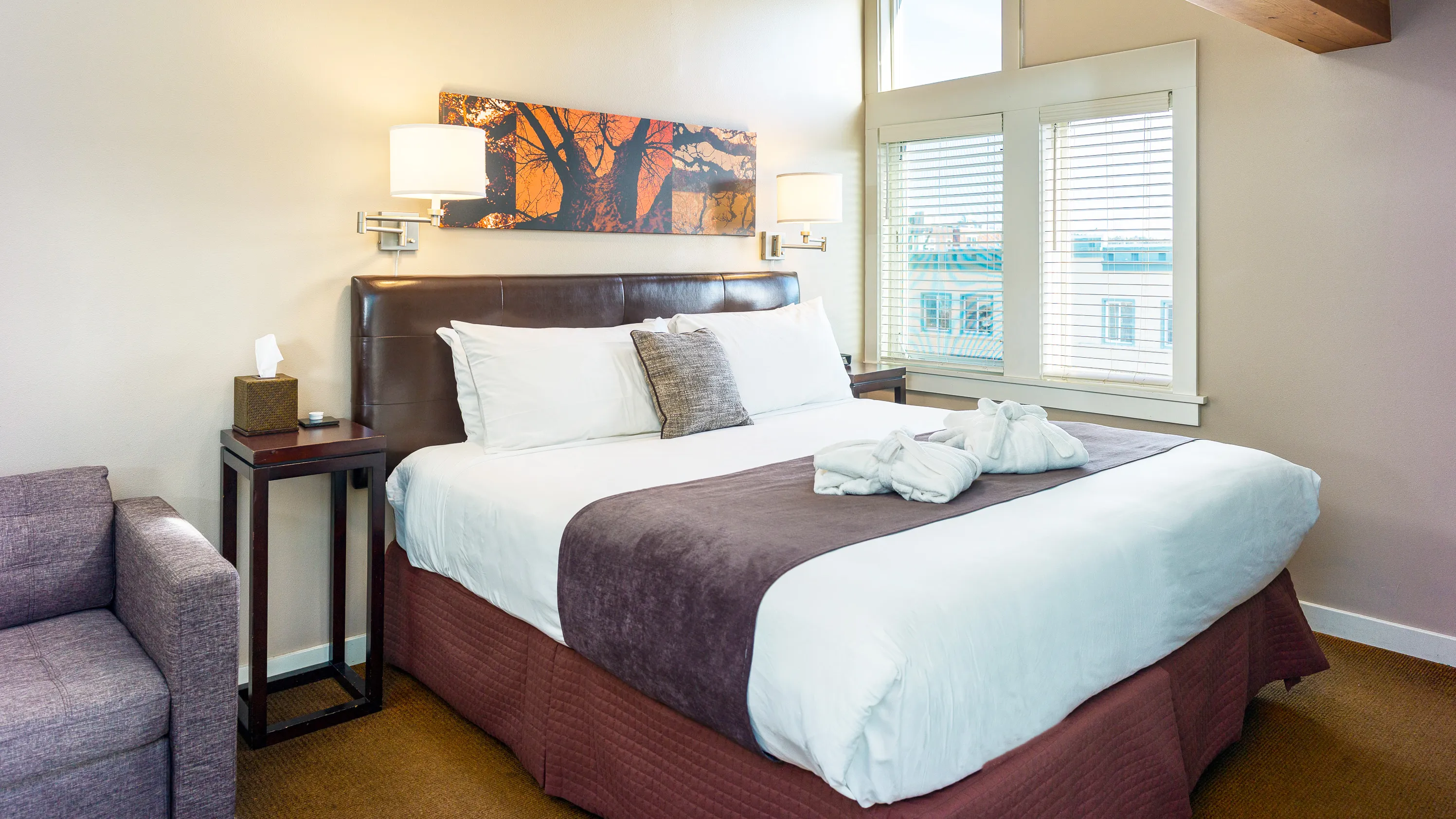 Bird Rock Hotel - San Juan Island Washington - San Juan bed corner angle