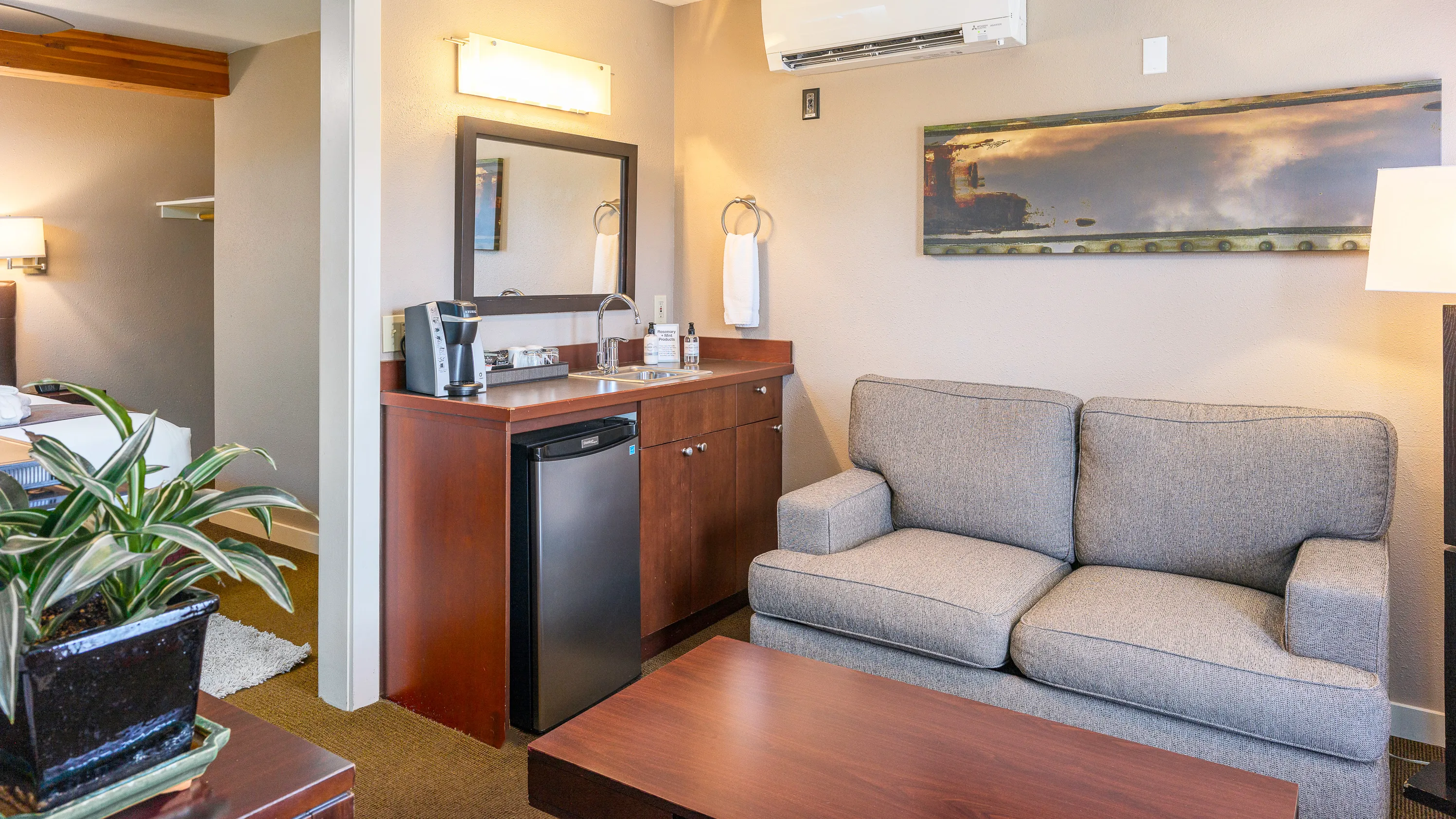 Bird Rock Hotel - San Juan Island Washington -Fidalgo couch kitchenette